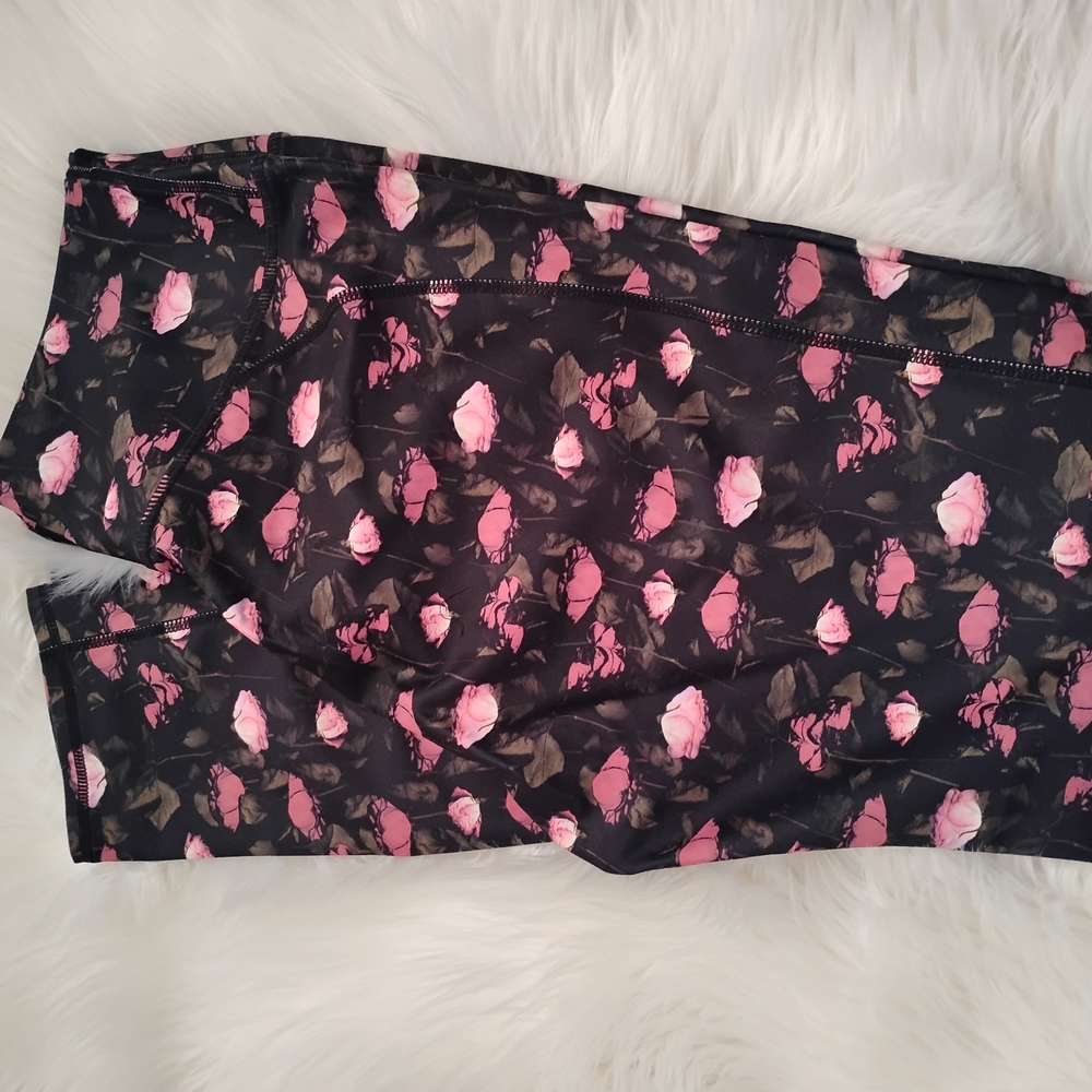 ♥️Fabletics - Floral Black and Pink Leggings